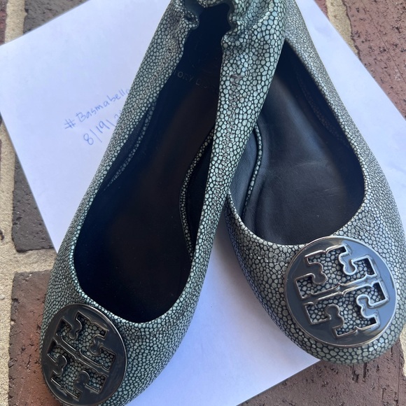 TORY BURCH used excellent Reva Gray Stingray Leather Logo Ballet Flats Size 7.5 - Picture 1 of 9